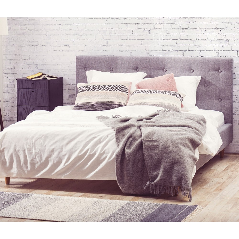 Спальня в скандинавском стиле с белыми кирпичными стенами